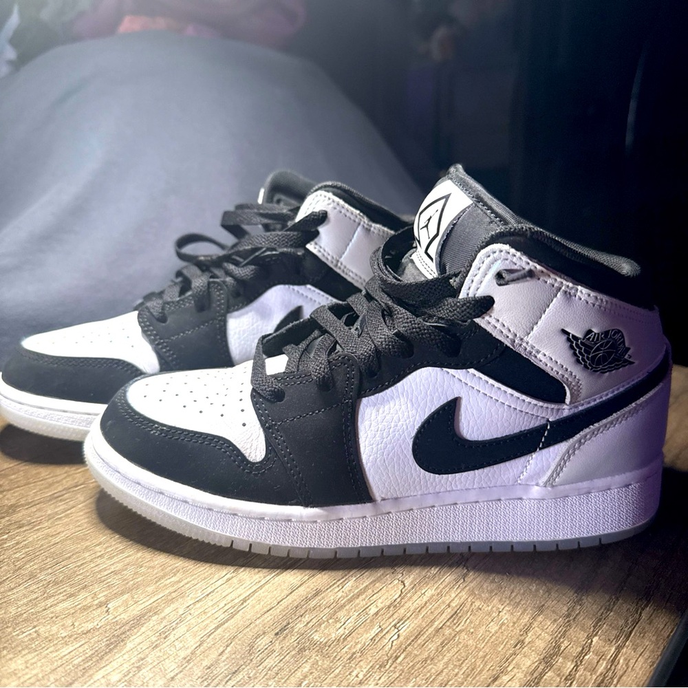 Nike Air Jordan 1 Mid SE Diamond GS Size 4.5Y White Black DN4321 100 Rare 2021